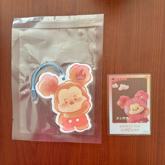 MINISO Disney Mickey Head in The Clouds Vinyl Plush Pendant Keychain - Red Cloud - Picture 5 of 10